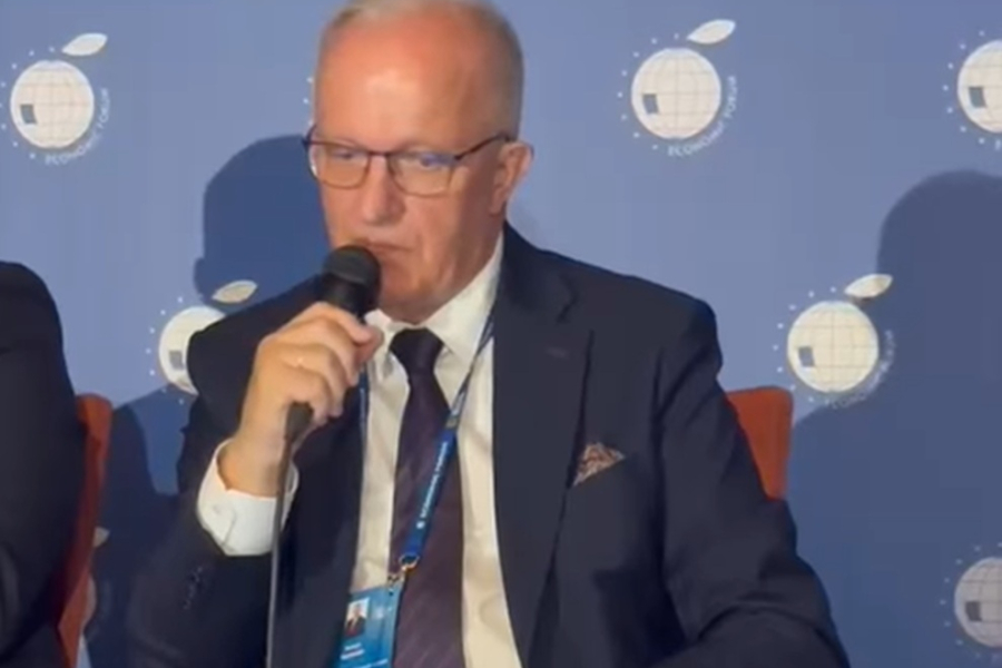 Henryk Karwan podczas Forum Ekonomicznego w Karpaczu. fot. kadr z nagrania / fb. Henryk Karwan