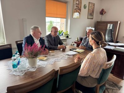 Trudna sytuacja na rynku pracy. Spotkanie posła, starosty i kierownictwa PUP