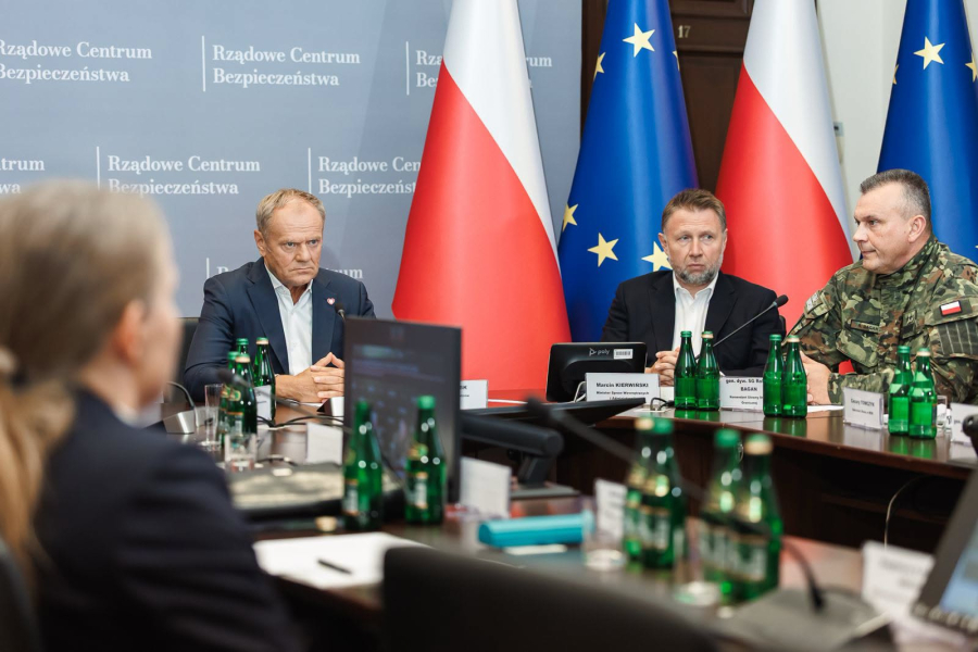 Niedzielna odprawa w Rządowym Centrum Bezpieczeństwa dotycząca sytuacji przy polsko-ukraińskiej granicy. fot. MSWiA