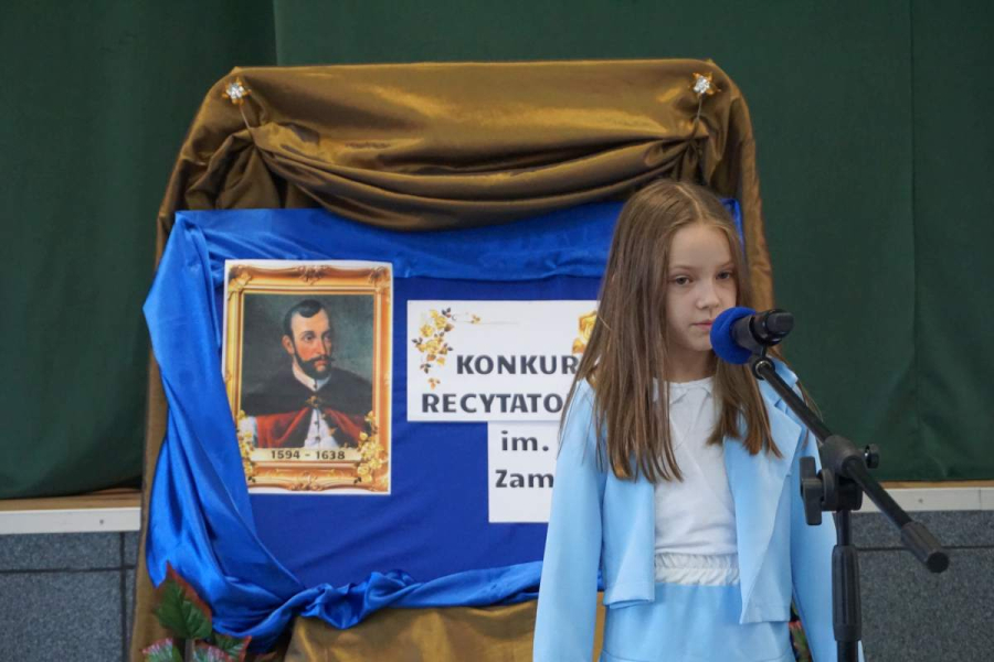 Zdjęcie z jednej z poprzednich edycji Konkursu Recytatorskiego im. Tomasza Zamoyskiego. fot. GOK w Suścu