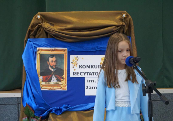Zdjęcie z jednej z poprzednich edycji Konkursu Recytatorskiego im. Tomasza Zamoyskiego. fot. GOK w Suścu