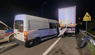 Dostawczak wjechał w ciężarówkę w Hrebennem. Dwie osoby trafiły do szpitala