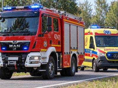 Samochód wypadł z drogi na DK17. Jedna osoba poszkodowana, ruch wahadłowy