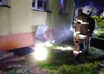 Nocny pożar w Bełżcu. Ogień pojawił się w piwnicy