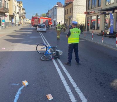Prowadziła rower przez pasy. 82-latka wjechała w nią samochodem