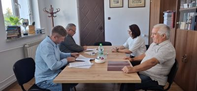 Plac przy świetlicy w Hubinku zostanie utwardzony. Podpisano umowę za 194 tys. zł