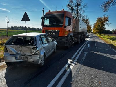 Najechał busem na Volkswagena. 22-latek stracił prawo jazdy po wypadku w Czartowczyku