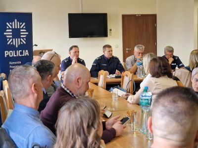 Niepokojące wydarzenia w szkołach. Ważne spotkanie w tomaszowskiej komendzie