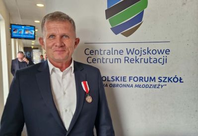 Robert Tama, nauczyciel liceum w Łaszczowie, odznaczony przez ministra obrony narodowej