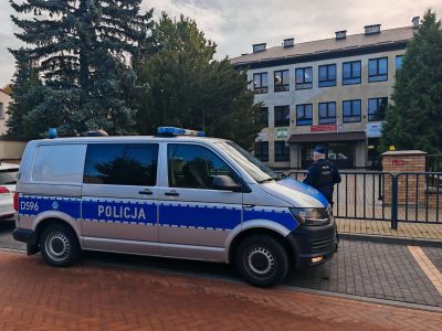 Policja nadal kontroluje szkoły. Już 135 zatrzymanych w całym kraju